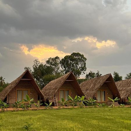 Tropical Hampi Hotel Buitenkant foto