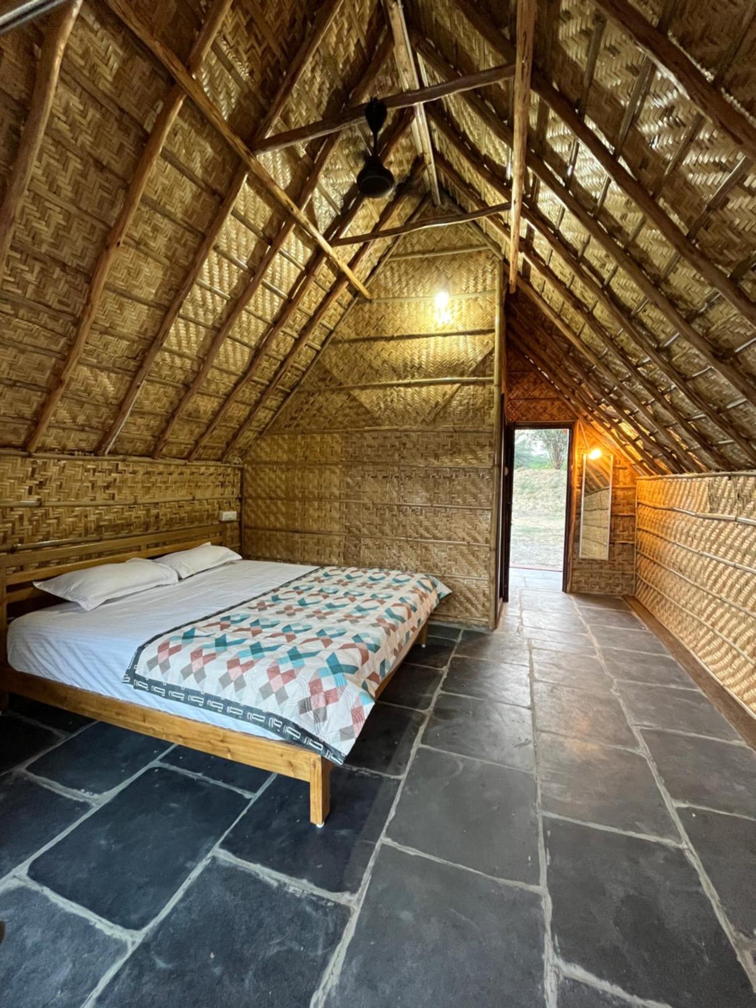 Tropical Hampi Hotel Buitenkant foto
