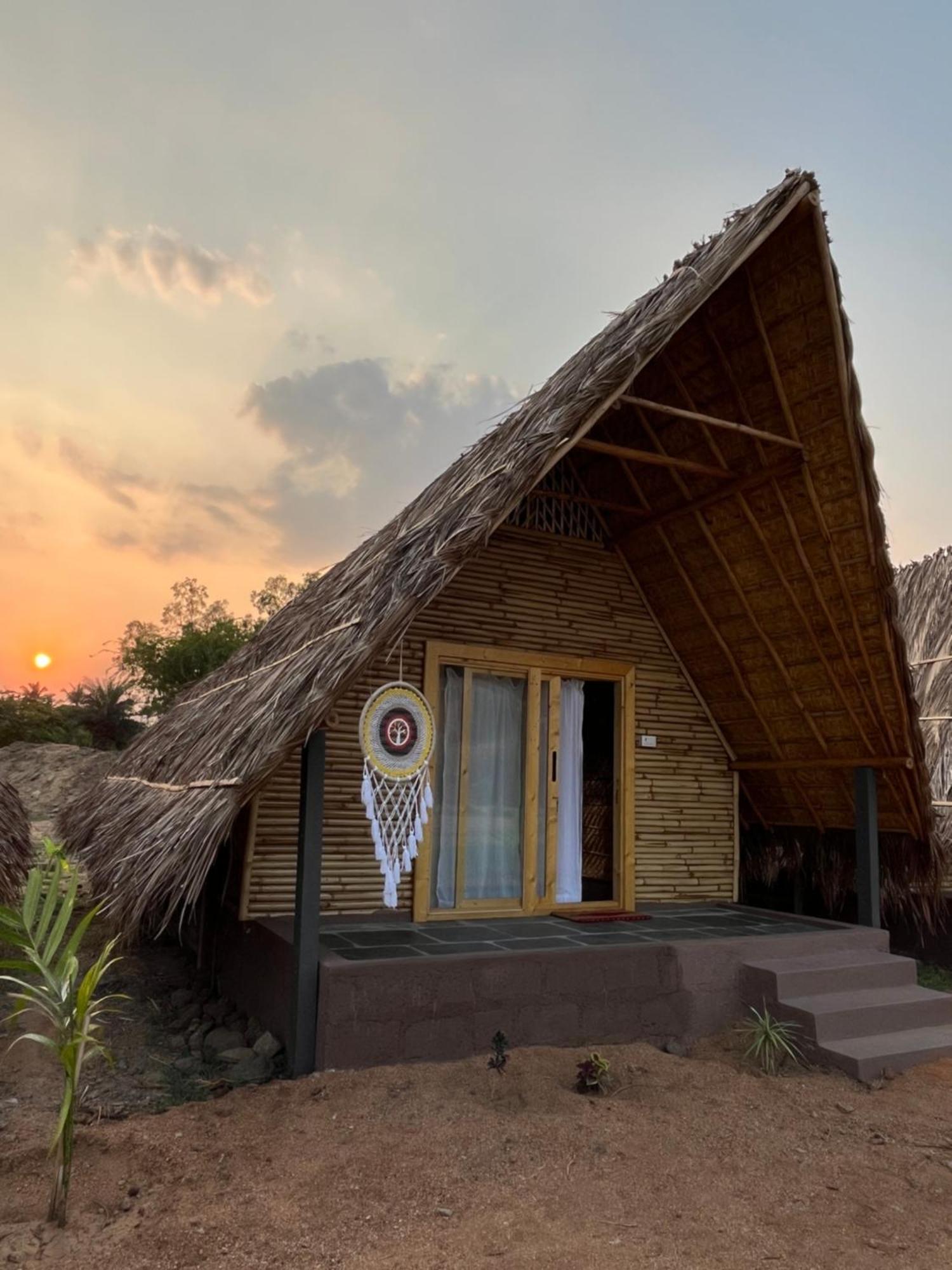 Tropical Hampi Hotel Buitenkant foto