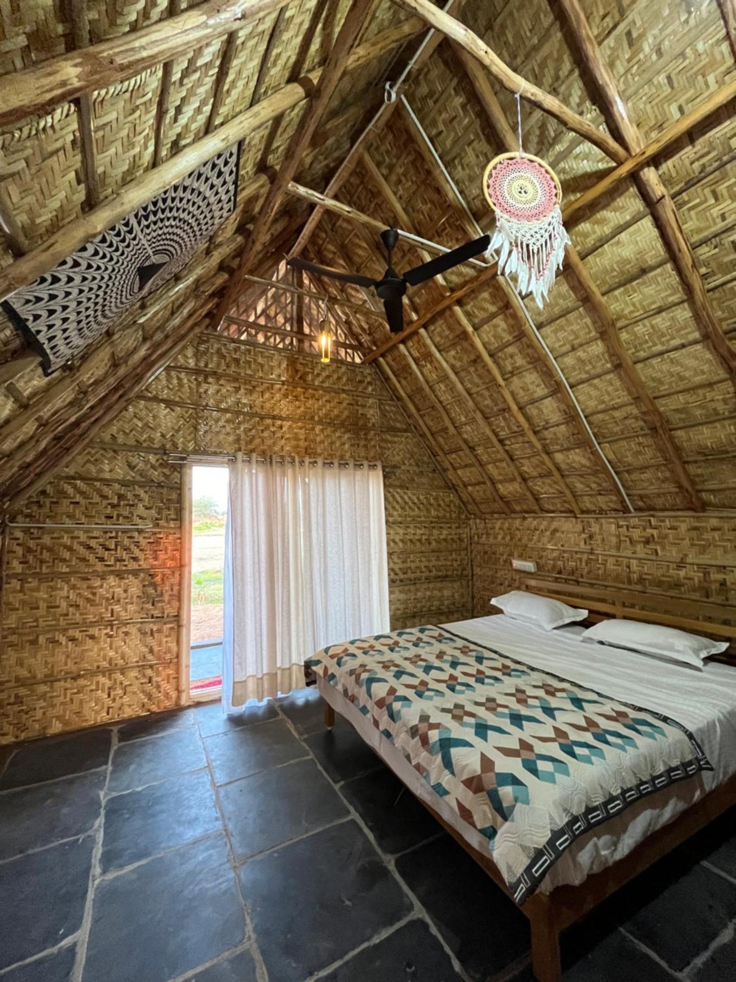 Tropical Hampi Hotel Buitenkant foto