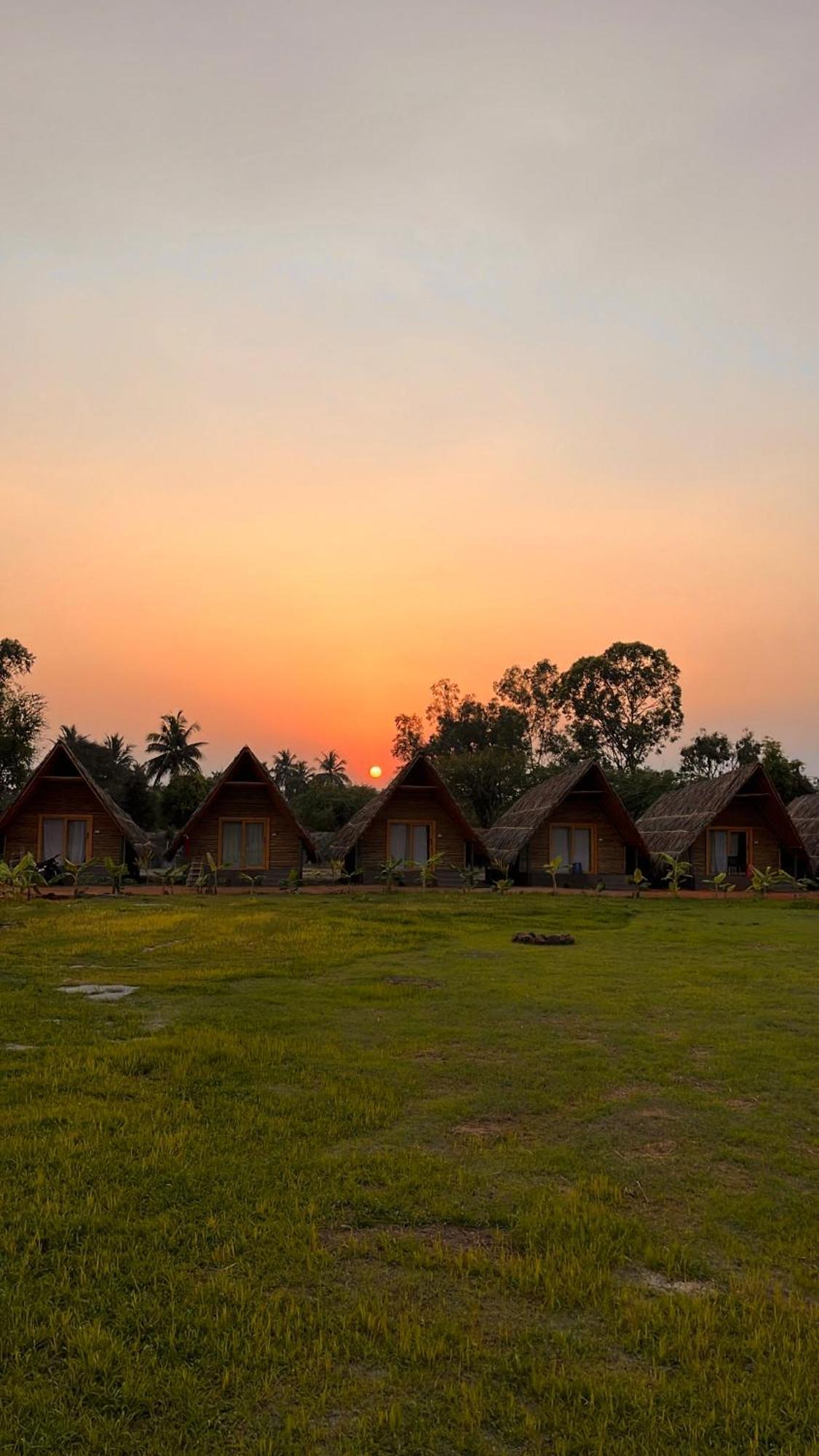 Tropical Hampi Hotel Buitenkant foto