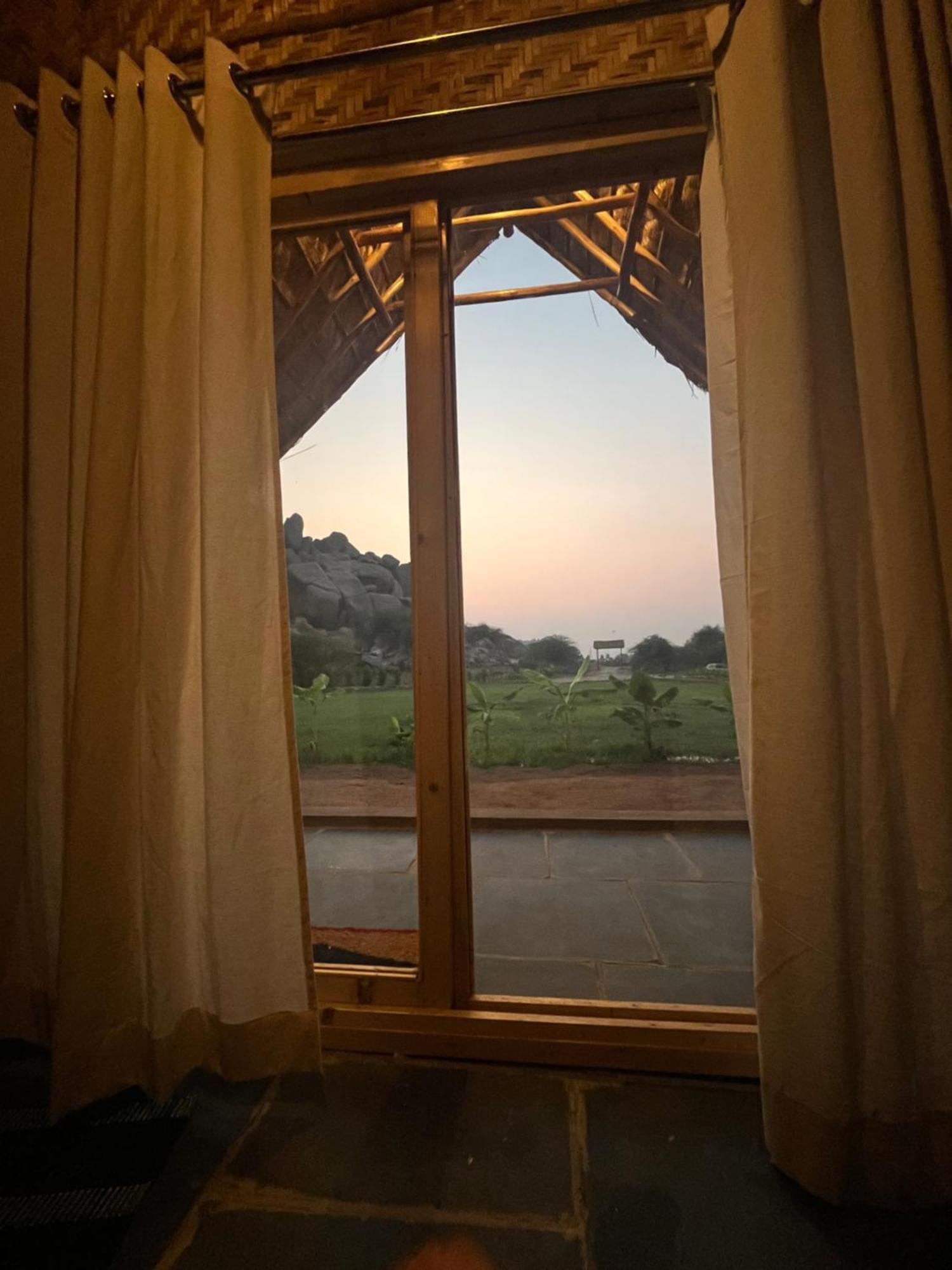 Tropical Hampi Hotel Buitenkant foto