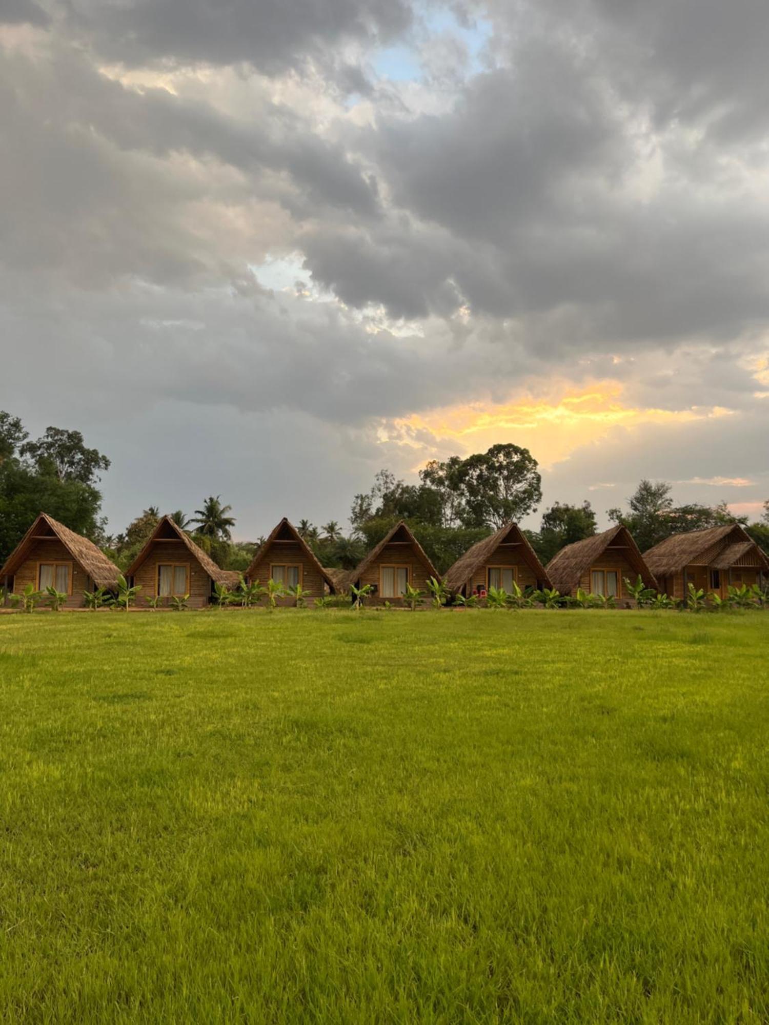 Tropical Hampi Hotel Buitenkant foto