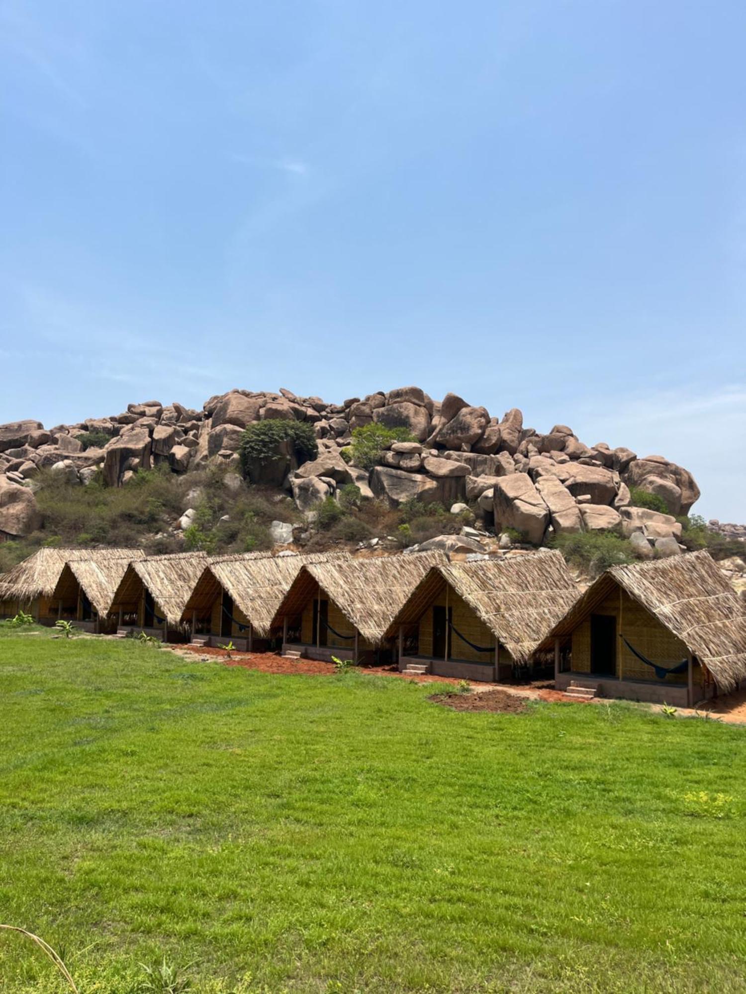 Tropical Hampi Hotel Buitenkant foto