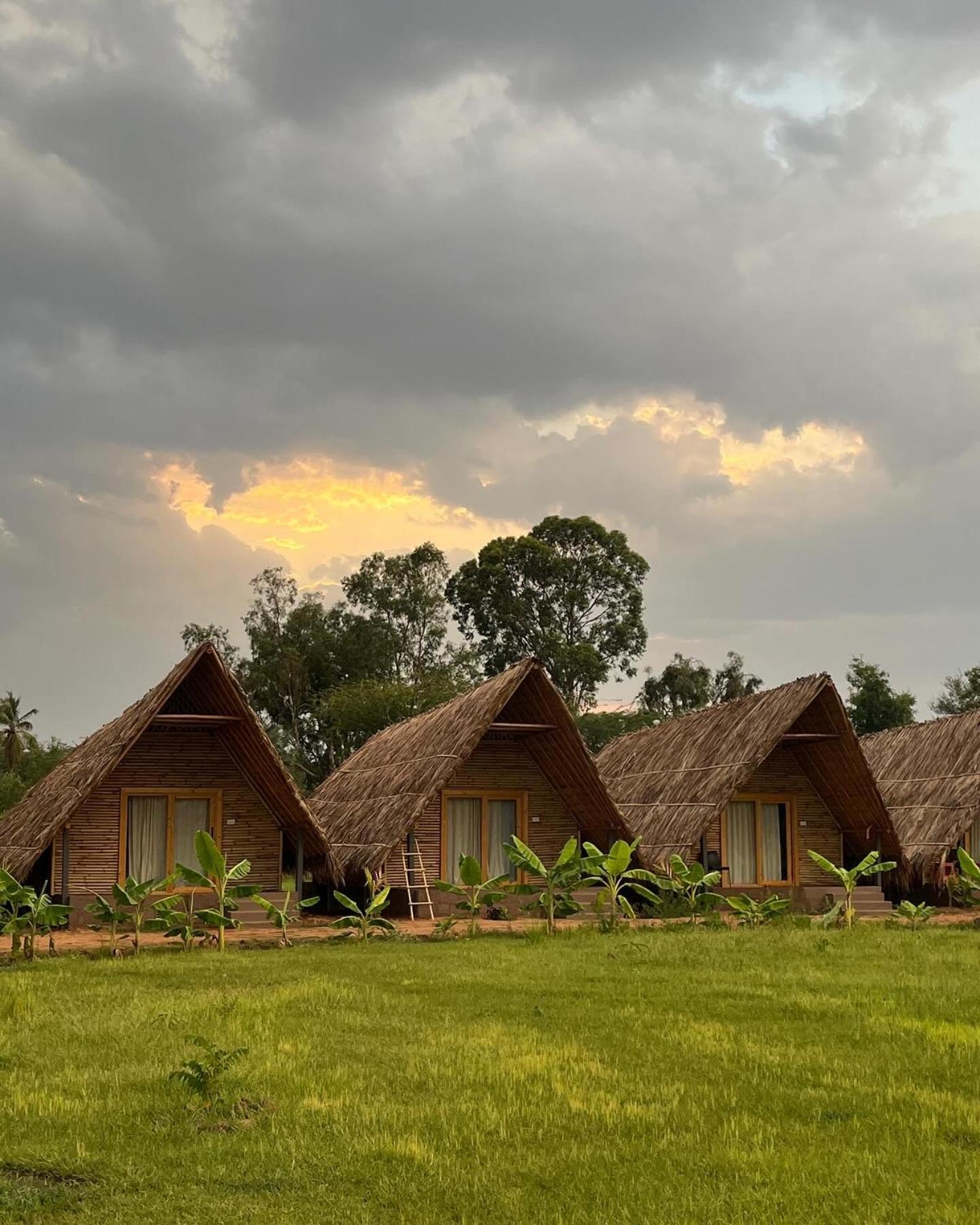 Tropical Hampi Hotel Buitenkant foto