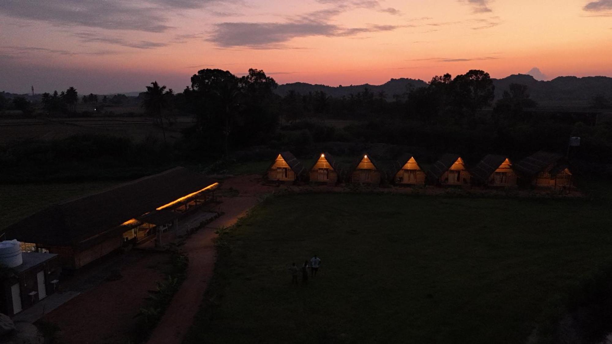 Tropical Hampi Hotel Buitenkant foto