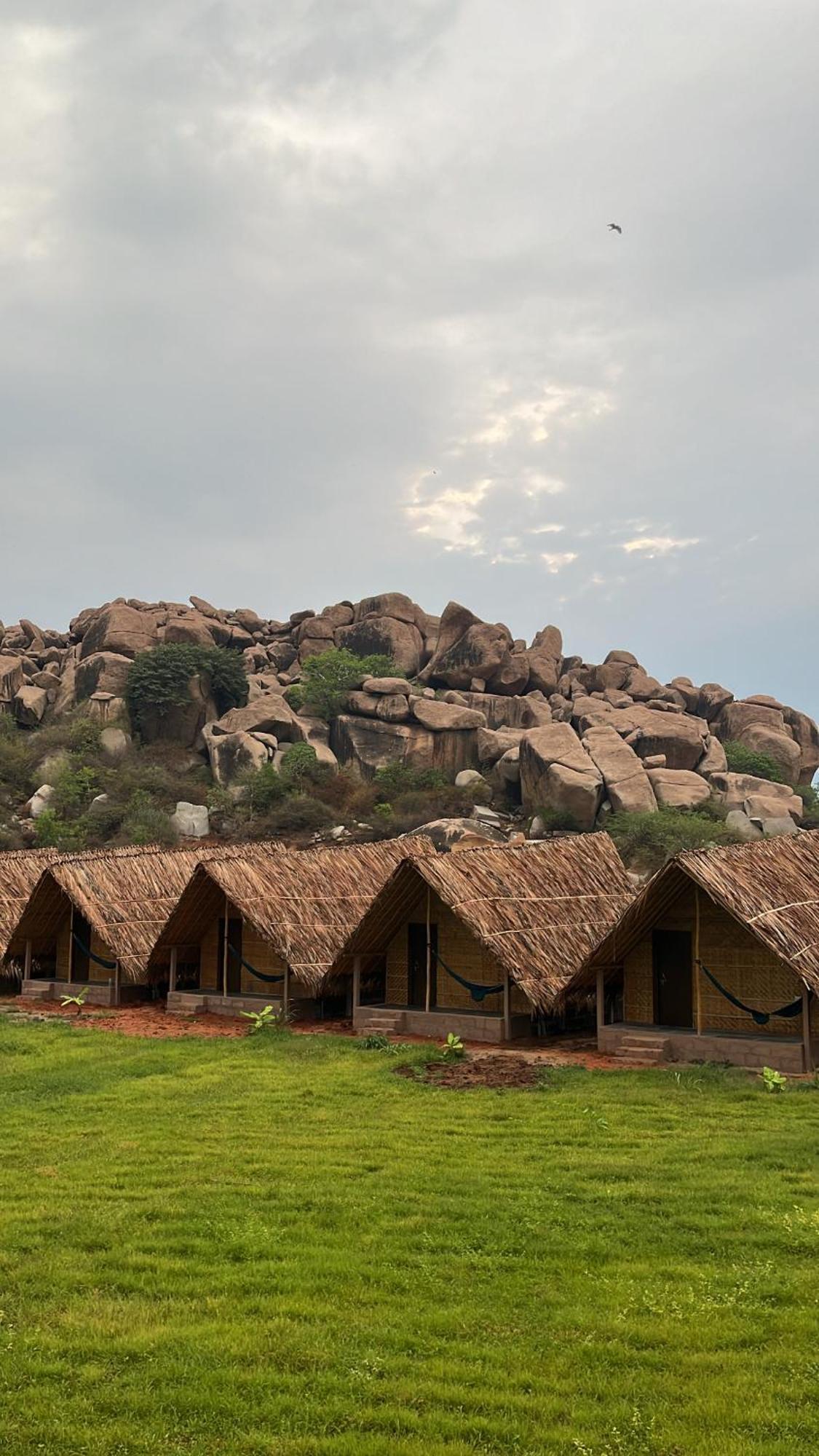 Tropical Hampi Hotel Buitenkant foto