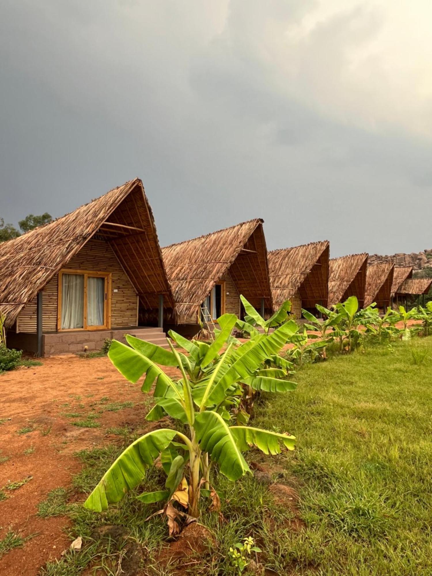 Tropical Hampi Hotel Buitenkant foto