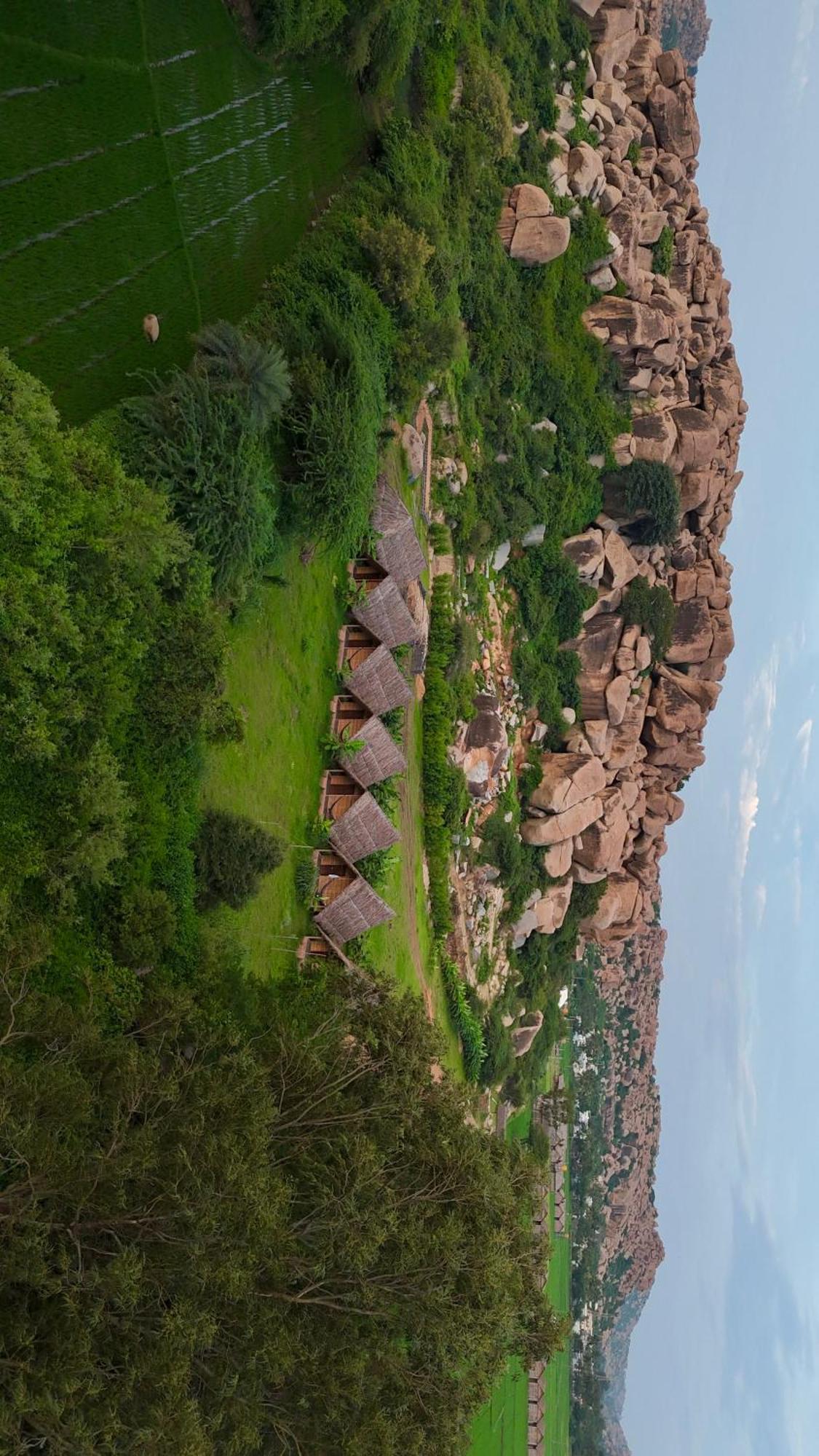 Tropical Hampi Hotel Buitenkant foto