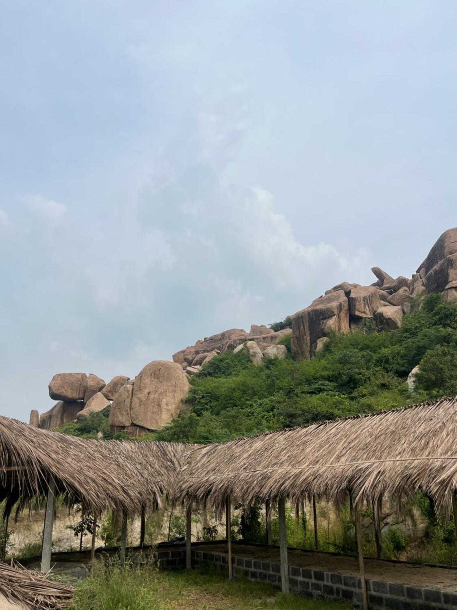 Tropical Hampi Hotel Buitenkant foto